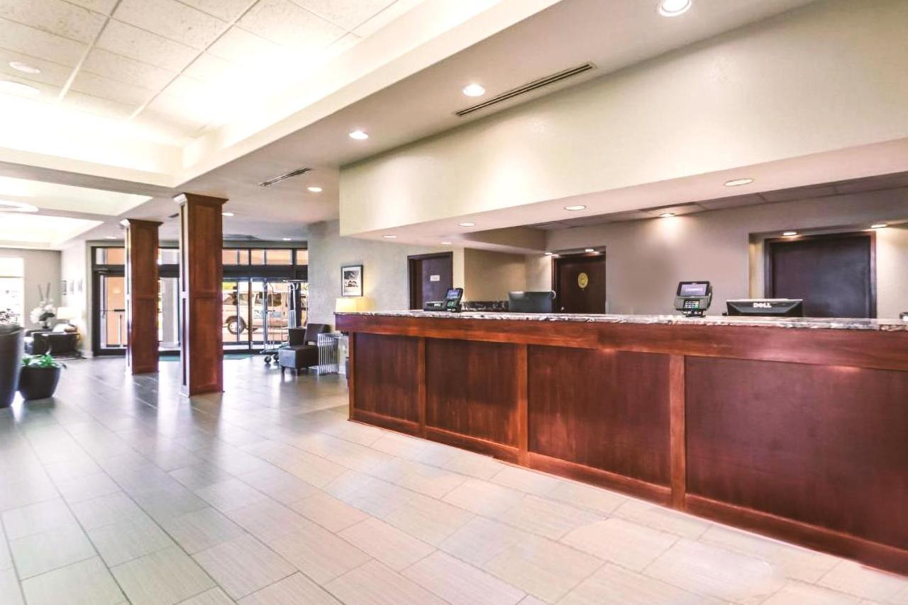 Norwood Inn & Suites Milwaukee Butler Exterior foto